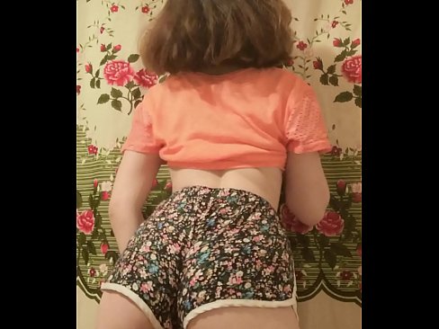 ❤️ סעקסי יונג באַבע סטריפּינג אַוועק איר קורצע הייזלעך אויף אַפּאַראַט שיין פּאָרן ביי אונדז ❌️❤